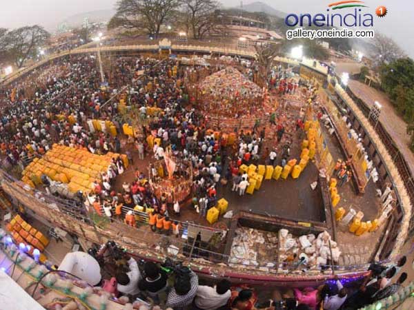 నాలుగు రోజుల పాటు సాగనున్న జాతర ... జనసంద్రంగా మేడారం