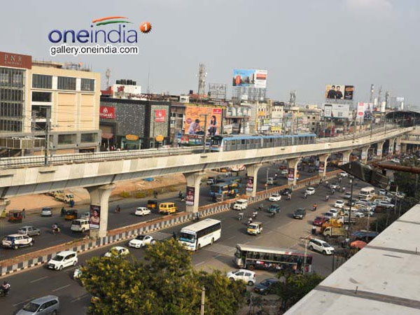 మెట్రోకు ఫ్లెక్సీ కష్టాలు