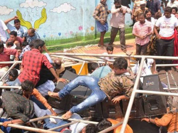 సౌండ్ బాక్సులు ఉన్న స్టాండ్ కూలి పలువురికి గాయాలు 