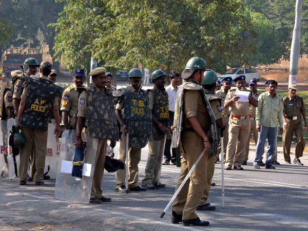 లక్ష్మణ్ వినూత్న దీక్ష..! అప్రమత్తమైన పోలీసులు..!!