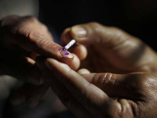  ఓటేయడానికి వెళ్తున్నారా? స్లిప్ ఉన్నప్పటికీ.. ప్రత్యామ్నాయ గుర్తింపుకార్డులు దగ్గరుంచుకోండి? 