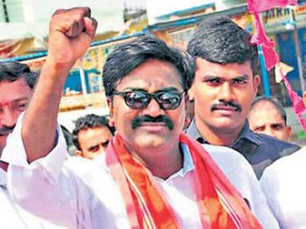 రేణుకా చౌదరిపై పువ్వాడ ఫైర్ .. ఓటమి భయంతో ఈసీకి ఫిర్యాదు చేసిందన్న పువ్వాడ