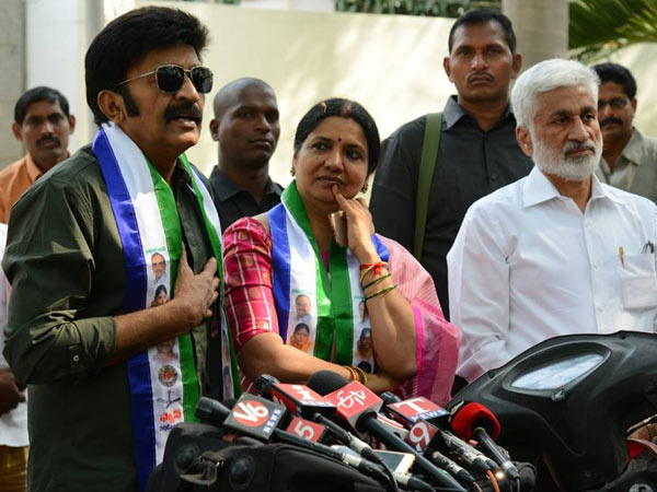 సొంత గూటికి చేరిన జీవితా రాజశేఖర్ .. జగన్ కు మాకు ఎలాంటి గొడవలు లేవు సొంత గూటికి చేరిన జీవితా రాజశేఖర్ .. జగన్ కు మాకు ఎలాంటి గొడవలు లేవు