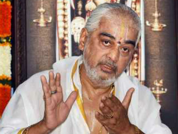జీర్ణావస్థకు చేరిన ఆలయాలకు విరాళాలు ఇవ్వమని సూచన .. తెలుగురాష్ట్రాల్లో రమణ దీక్షితుల వ్యాఖ్యలపై చర్చ జీర్ణావస్థకు చేరిన ఆలయాలకు విరాళాలు ఇవ్వమని సూచన .. తెలుగురాష్ట్రాల్లో రమణ దీక్షితుల వ్యాఖ్యలపై చర్చ