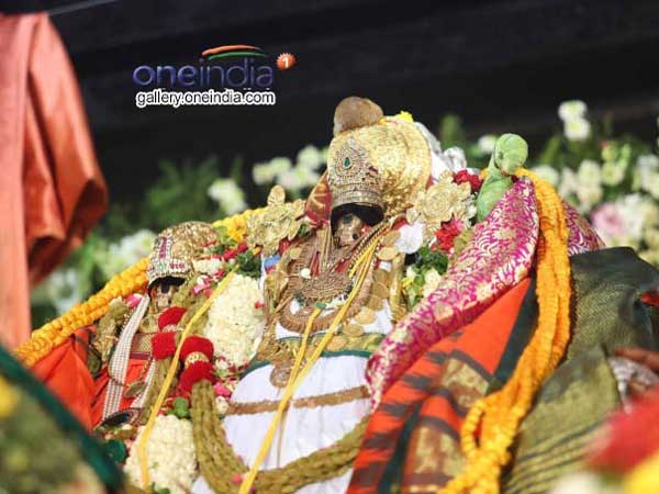 రామదాసు చేయించిన నగలతో అలంకరణ
