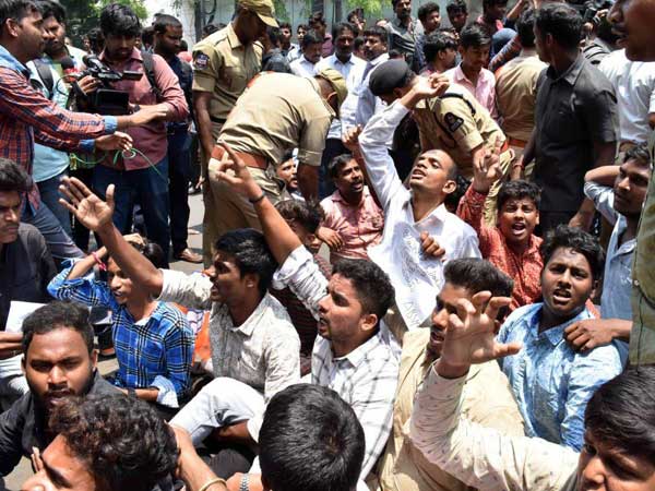 ఇంటర్ బోర్డు వద్ద మూడంచెల భద్రత .. విద్యార్థులు, తల్లిదండ్రుల్లో తగ్గని ఆందోళన