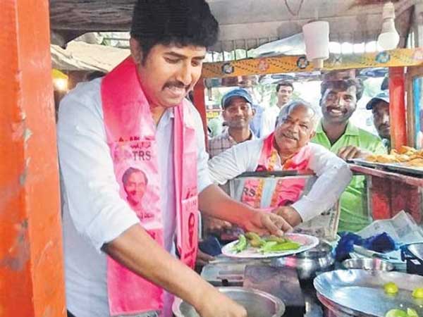 హోటల్ లో బజ్జీలు వేస్తూ ఓటర్లను ఆకట్టుకునే యత్నం