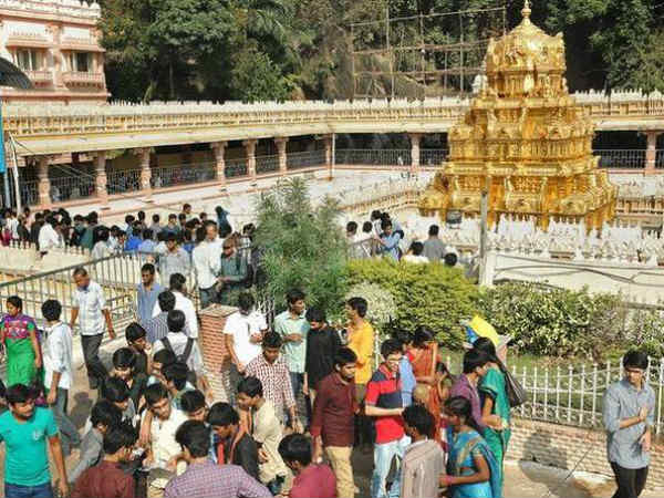 మల్లిఖార్జున మహా మండపం నుంచి ఉత్సవ మూర్తుల ఊరేగింపు 