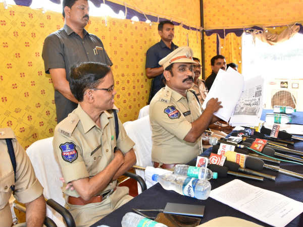 మందీ మార్బలం మామూలు కాదుగా..! మందీ మార్బలం మామూలు కాదుగా..!