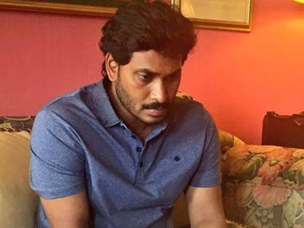 2004లో వైయస్ఆర్ అదే చేసారు..! ఇప్పుడు అదే బాటలో జగన్..!!