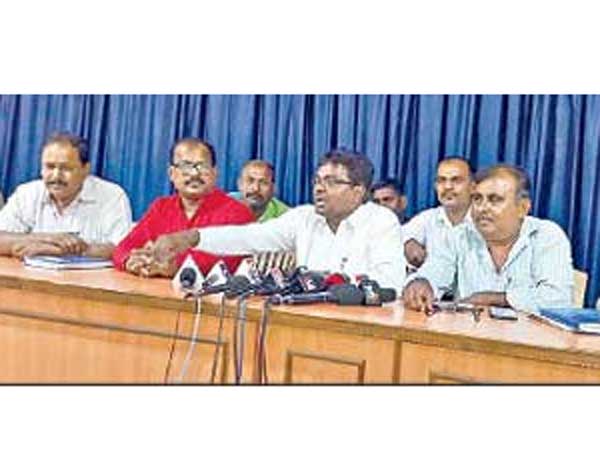 టీఆర్ఎస్ ఇప్పుడు ఆర్ఎస్ఎస్ కు రాష్ట్ర శాఖ గా పనిచేస్తుందని మండిపడిన పౌర హక్కుల సంఘం 