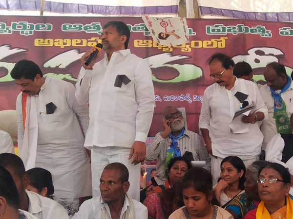  కీలక సమయంలో విహార యాత్రలా? కేసీఆర్ పై మండిపడ్డ అఖిలపక్షం..!!