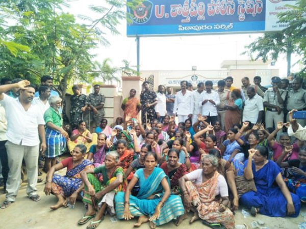 లాఠీఛార్జీ .. రాళ్లతో దాడి ...