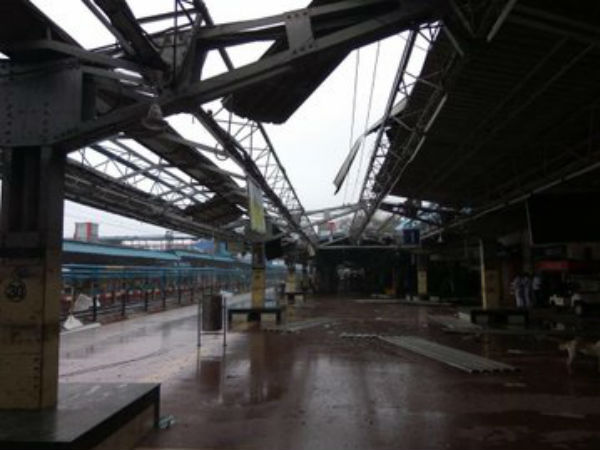 నిట్టనిలువుగా కూలిన క్రేన్‌..