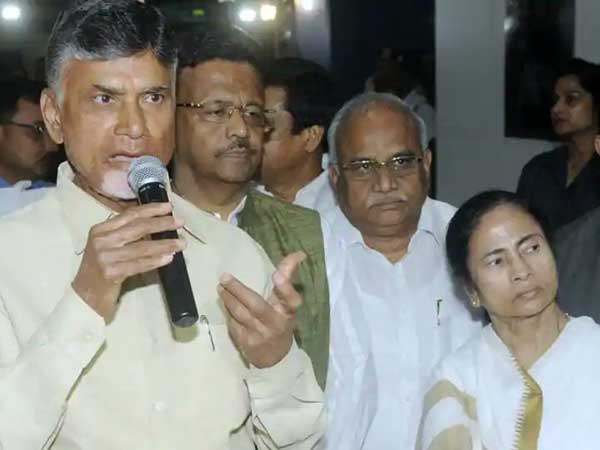 పొగడ్తలు తెగడ్తలతో రాజకీయం రసవత్తరం