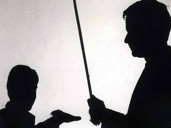 విద్యాబుద్దులు చెప్పాల్సిన ఉపాధ్యాయుడే విచక్షణ కోల్పోయాడు...