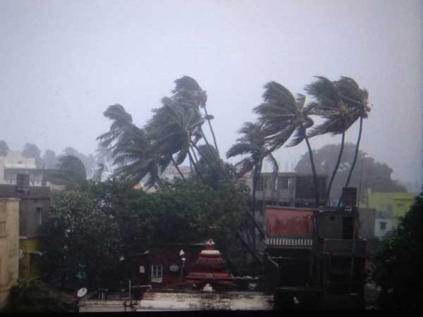 పలు రైళ్ళ రాకపోకలు రద్దు , కోల్ కత్తా పోర్ట్ లో షిప్పులు రద్దు , పలు విమానయాన సేవలు రద్దు