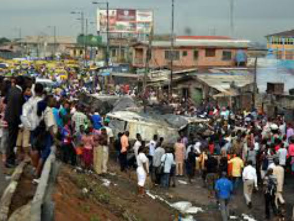  అర్థరాత్రి అదికార పార్టీ నేత రౌడీయిజం..! నడిరోడ్డుపై గూండాయిజం..!!