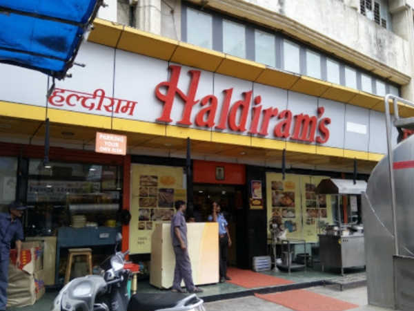 హల్దీరామ్స్ హోటల్‌లో టిఫెన్ చేసేందుకు ఎగబడే జనం