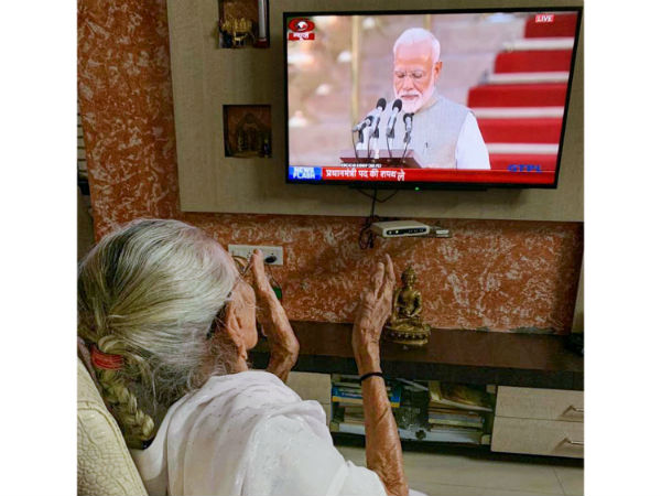 Modis mother Heeraben wathces him taking oath on TV,gets emotional