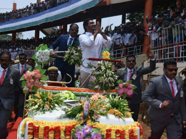 తండ్రి త‌ర‌హాలోనే ఎంట్రీ..