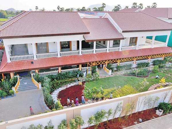 జగన్ నివాసంపై వెల్లువెత్తుతున్న విమర్శలు జగన్ నివాసంపై వెల్లువెత్తుతున్న విమర్శలు