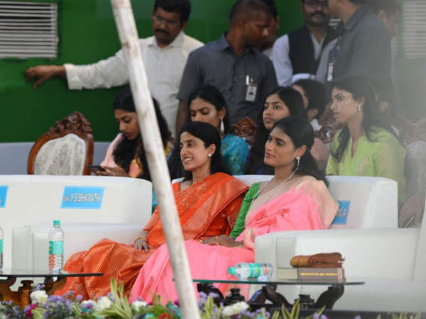 జ‌గ‌న్ కుమార్తెలు స్పెష‌ల్ ఎట్రాక్ష‌న్..