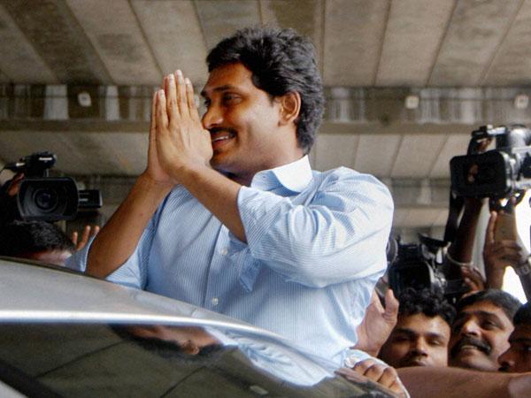 అలుపెరుగకుండా జగన్ పాదయాత్ర .. ప్రజల ప్రేమ గెలుచుకున్న జగన్