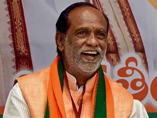 సర్జికల్ స్ట్ర్రైక్స్‌లో దోమలు కూడ చావలేదని ఎద్దేవా చేశారు.