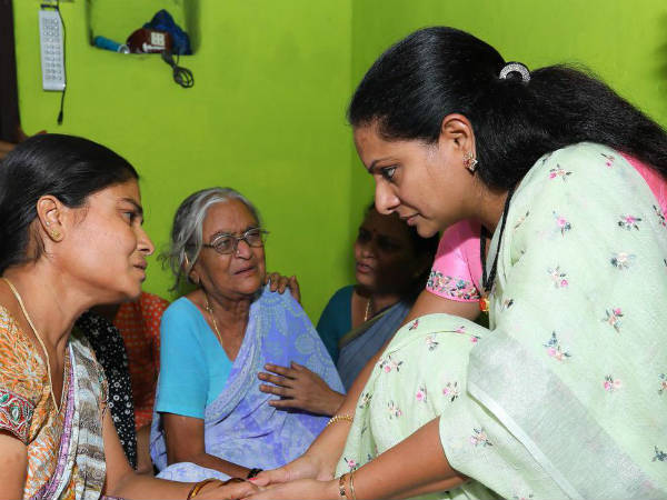 కవిత ఓటమితో మనస్తాపంతో మృతి చెందిన కార్యకర్త కుటుంబాన్ని పరామర్శించిన కవిత కవిత ఓటమితో మనస్తాపంతో మృతి చెందిన కార్యకర్త కుటుంబాన్ని పరామర్శించిన కవిత