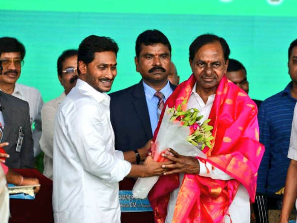 జగన్ వయస్సు చిన్నది..! బాద్యత పెద్దది అన్న కేసీఆర్..!! 