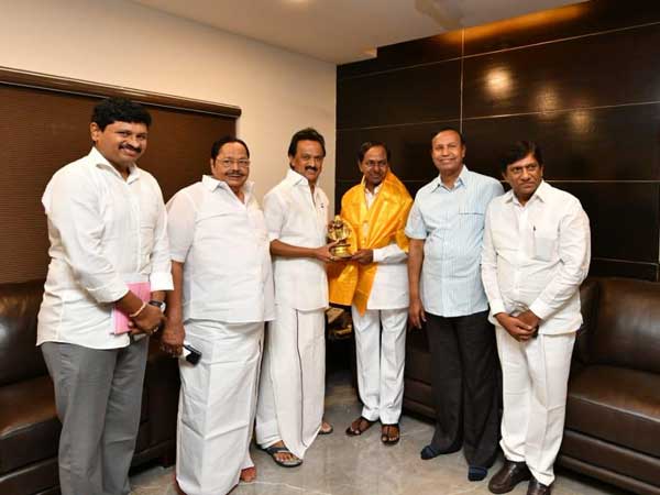 ఫెడరల్ ఫ్రంట్ కు మద్దతు ఇవ్వాలని స్టాలిన్ ను కోరిన కేసీఆర్