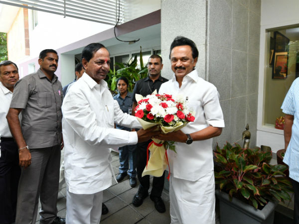 రాహుల్ ని ప్రధానిని చేసేందుకు సహకరించండి..! కేసీఆర్ కి స్టాలిన్ సూచన..!! రాహుల్ ని ప్రధానిని చేసేందుకు సహకరించండి..! కేసీఆర్ కి స్టాలిన్ సూచన..!!