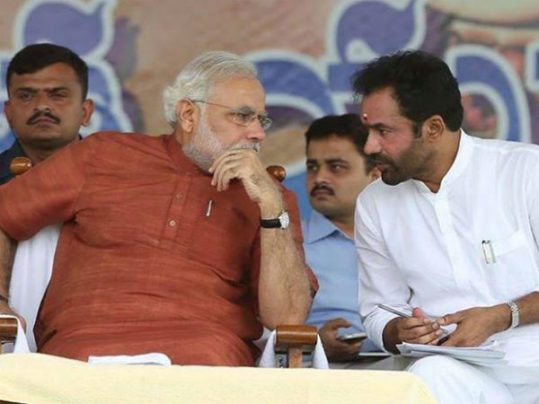 ఒకే రూములో బస.. మోడీతో చనువు