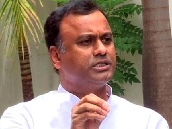 కేసీఆర్ కుటుంబ అవినీతి బయట పెడతాం ... కేసీఆర్ ను జైలుకు పంపిస్తాం అన్న కోమటిరెడ్డి బ్రదర్ కేసీఆర్ కుటుంబ అవినీతి బయట పెడతాం ... కేసీఆర్ ను జైలుకు పంపిస్తాం అన్న కోమటిరెడ్డి బ్రదర్