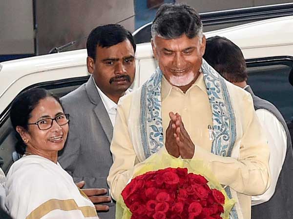 మోడీకి చెక్ పెట్టటానికి చంద్రబాబుతో మంతనాలు జరిపిన మమతాబెనర్జీ