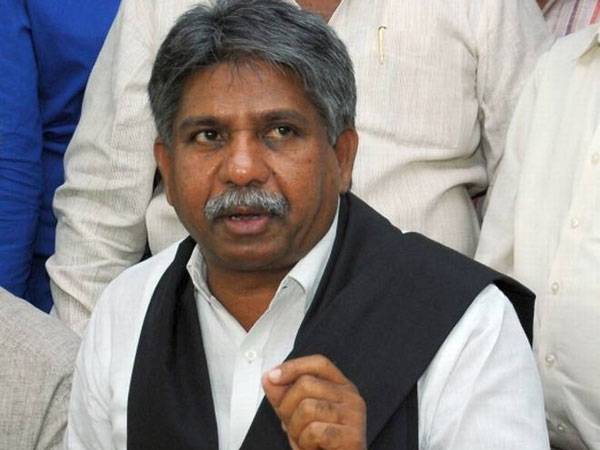 భారీగా పోలీసులు..! అంబేడ్కర్‌ మాస్కులు, నల్ల జెండాలతో నిరసన..!!