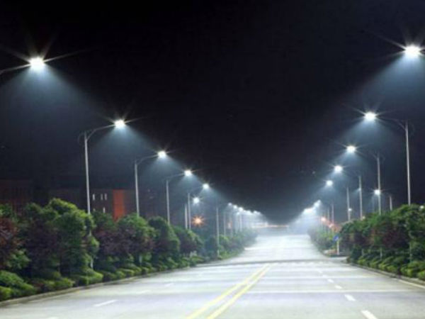  వామ్మో పోల్ ఎక్కాడు ..