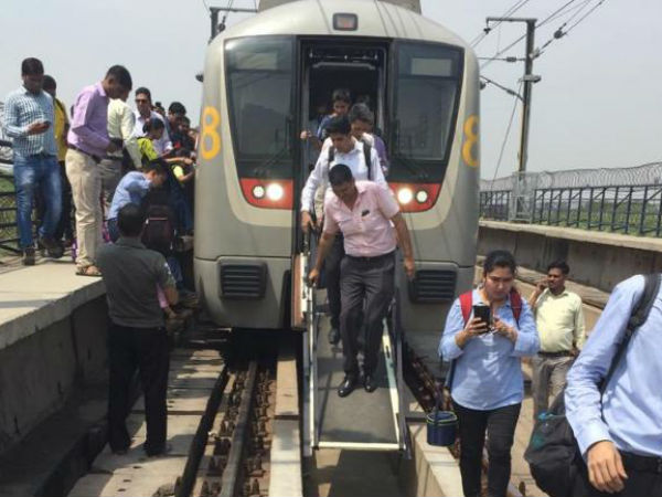 ఓవర్ హెడ్ వైర్‌లో తలెత్తిన సాంకేతిక సమస్య