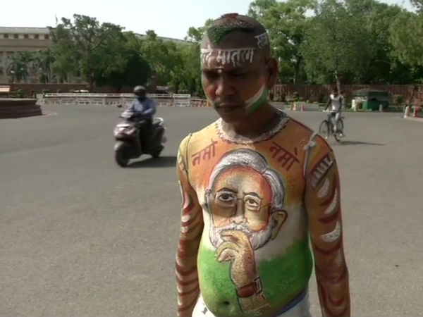 modi fan sell tea in swearing place modi fan sell tea in swearing place