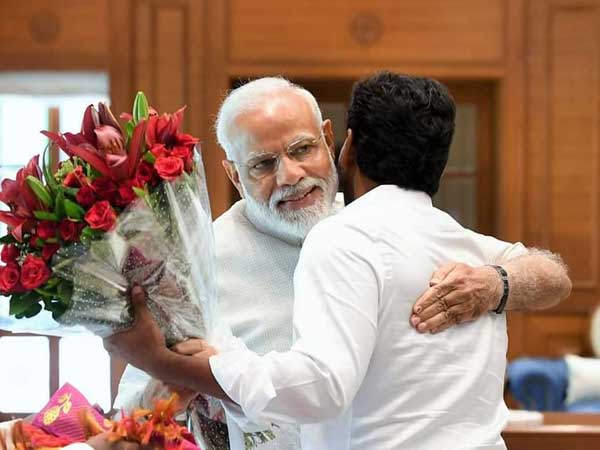 నేనున్నానంటూ మోదీ భ‌రోసా..