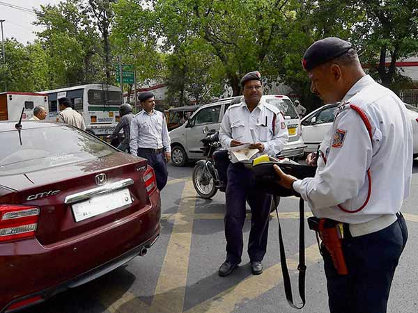  పెండింగ్‌లో ఉన్న వేలాదీ ట్రాఫిక్ చలాన్లు..