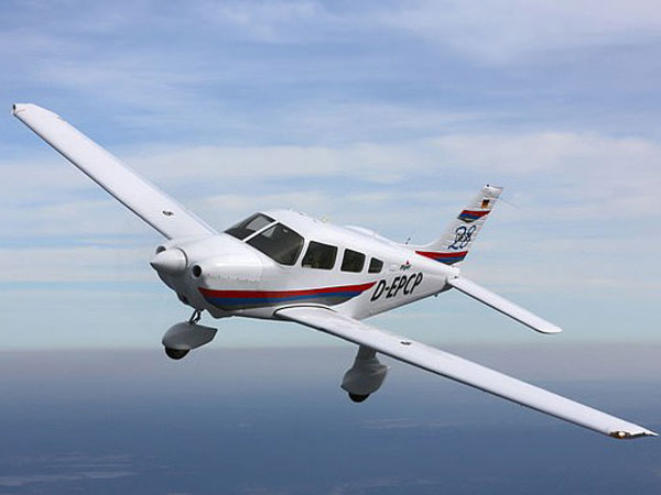 విమానం నడపడం నేర్పిస్తానంటూ ముగ్గులోకి... విమానం నడపడం నేర్పిస్తానంటూ ముగ్గులోకి...