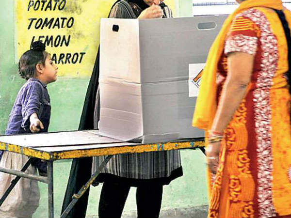 సెల్ఫీల పిచ్చితో కేసుల పాలు..!