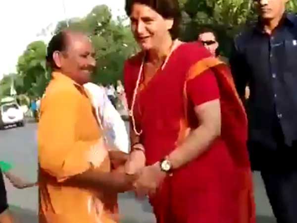 మోడీ మద్దతుదారులకు ప్రియాంకా గాంధీ షేక్ హ్యాండ్