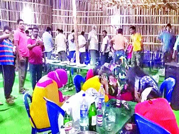 హైదరాబాద్ శివార్లలో రెచ్చిపోతున్న నిర్వాహకులు హైదరాబాద్ శివార్లలో రెచ్చిపోతున్న నిర్వాహకులు