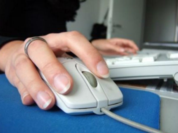 900లకుపైగా పోస్ట్‌లు డిలీట్