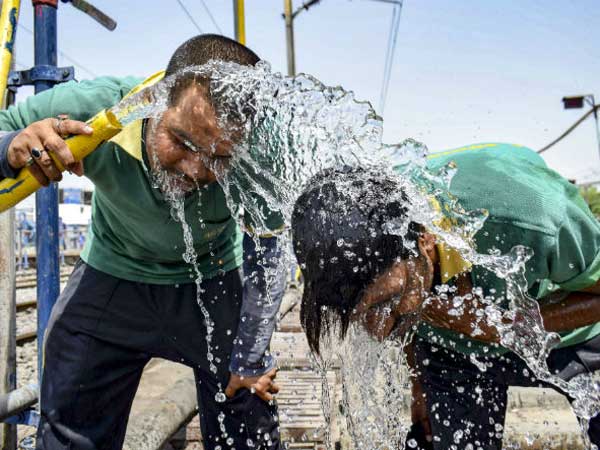 అవస్థలు పడుతున్న కూలీలు
