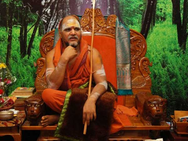 స్వరూపానందేంద్ర సరస్వతి ఆశీర్వాదం కోసం బారులు తీరుతున్న రాజకీయ ప్రముఖులు స్వరూపానందేంద్ర సరస్వతి ఆశీర్వాదం కోసం బారులు తీరుతున్న రాజకీయ ప్రముఖులు