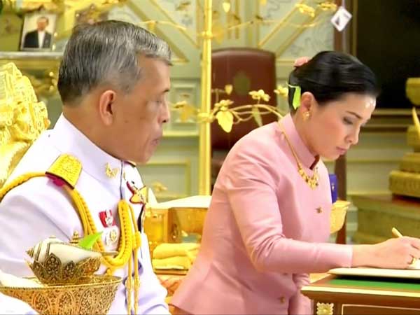 బౌద్ద, బ్రాహ్మణ మత ప్రకారం అధికారికంగా పట్టాభిషేకం బౌద్ద, బ్రాహ్మణ మత ప్రకారం అధికారికంగా పట్టాభిషేకం